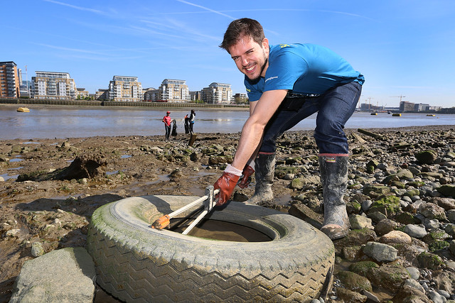London: Bloomberg volunteers clean up the Thames with Thames21