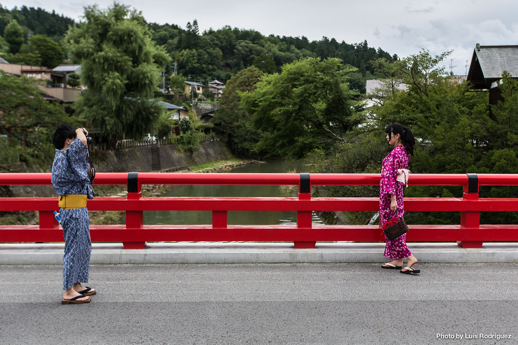 Pareja haci&eacute;ndose fotos en el puente Nakabashi