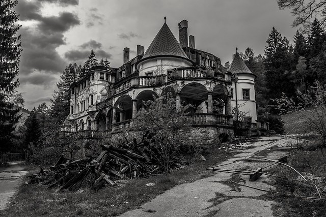 Burned castle #oldbuilding #blackandwhite #Slovakia #Nikon #burned #abandoned