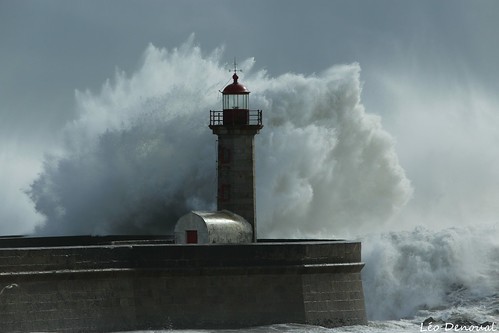 Le phare et la vague (Porto)