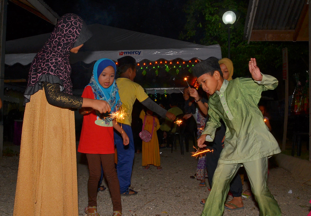 MERCY Malaysia's 2016 Hari Raya Preparation with the community in Perkampungan MERCY Tualang, Kuala Krai, Kelantan - With Maybank Foundation (a visit to Temangan's Jetty in Machang) and Astro Awani.