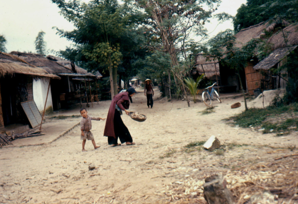 Vietnam War 1966 - Village road - Một con đường làng ở miền Trung VN