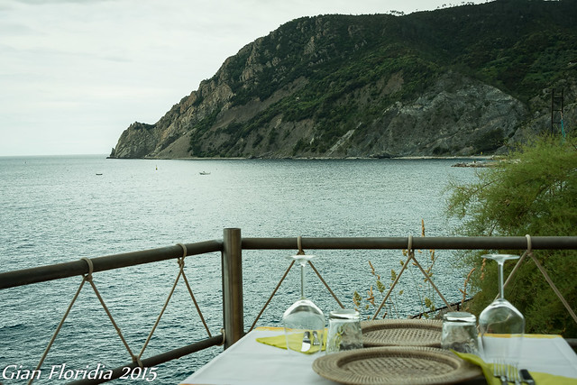 Monterosso, a table with view on Punta Mesco