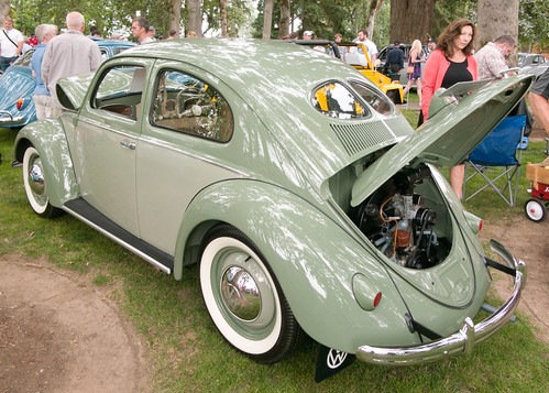 44th annual forest grove concours delegance 2016 pacific university campus classic car automobile show exhibition 1951 vw volkswagen beetle splitwindow twotone green 1300