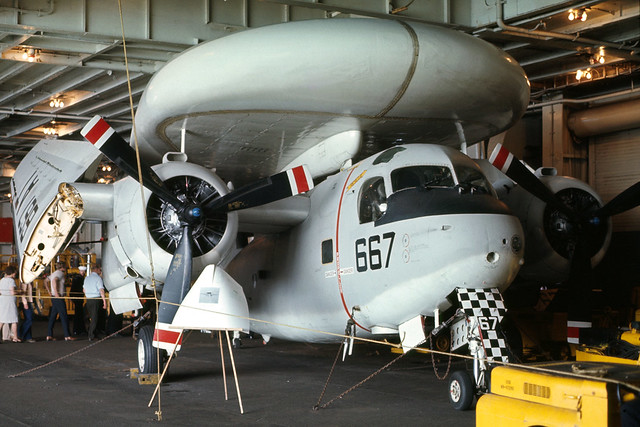 Grumman E-1B Tracer 148139/AT-667 Plymouth Sound 29-8-70
