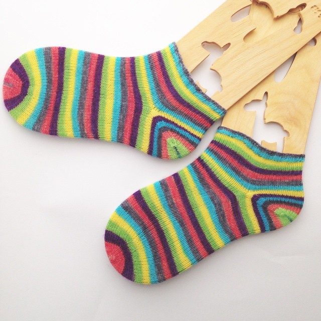 I manage to finish my socks 🍭///J'ai fini mes chaussettes! #kalchaussettes #selstriping #colourfulsocks #colourfulstitches #sockknitter #socks #chaussettes #mediasdecolores #colorlover