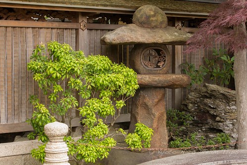 A Nozura dōrō, stone lantern, (野面灯籠) on the Kozakachō Street in Ukyō-ku, Kyoto!
