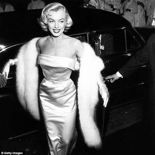#Regrann from @synergybydesign - Stunning Starlet Marilyn Monroe, 1954 #beauty #curves #curvy #glamor #oldhollywood #classichollywood #pinupglam #pinup #pinupstyle | by chillilima