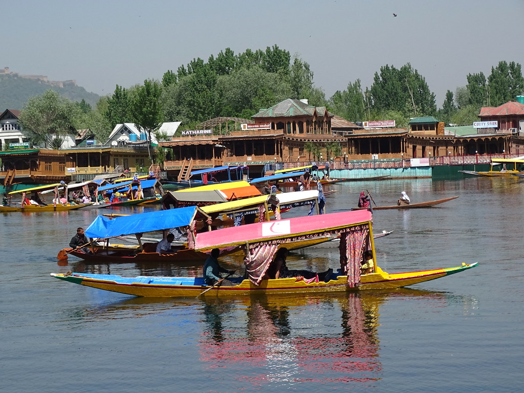 Srinagar Jammu Kashmir India April 2019 Kashmiri Merchants Old Wooden –  Stock Editorial Photo © pomphotothailand.gmail.com #267177714