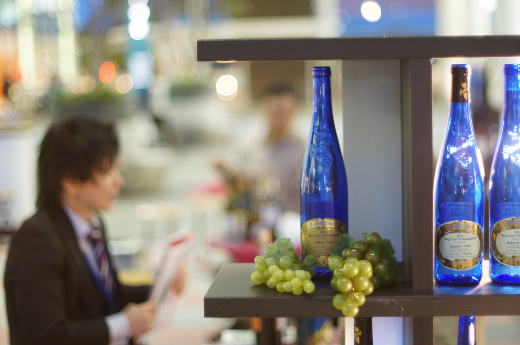 Голубое вино купить. Синее вино. Вино синяя бутылка. Вино в голубой бутылке. Голубое вино Эстетика.