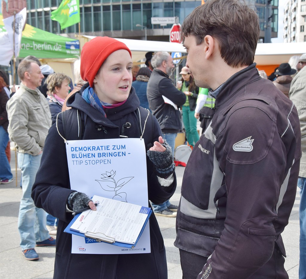 18.04.15 Berlin: Menschenkette am Globalen Aktionstag gegen TTIP,  CETA und TISA