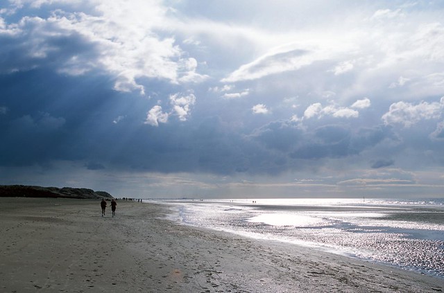 joggeurs plage sous ciel plombé - oostduinkerke mod et rét
