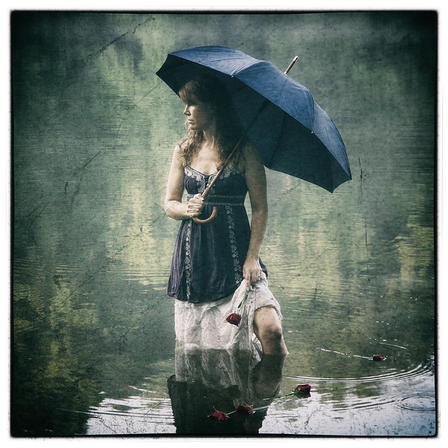 La Femme avec le Parapluie Noir  (Lady with Black Umbrella)