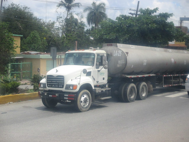 Mack Granite, Petrol tanker