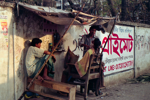 street film shop analog evening candid streetlife barber fujifilm dhaka bangladesh eveninglight olympusom10 streetside streetshop zuiko50mmf14 fujicolorc200 dhakadivision polashi epsonv330 sheikhshahriarahmed