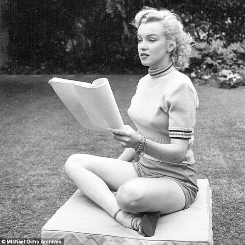 #Regrann from @synergybydesign - Marilyn Monroe studying lives between takes. #beauty #curves #curvy #glamor #oldhollywood #classichollywood #pinupglam #pinup #pinupstyle | by chillilima