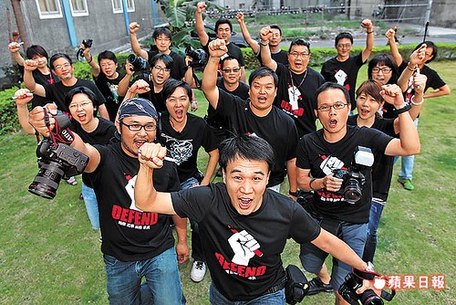 《蘋果日報》工會發起黑衣快閃活動，呼籲資方簽訂團體協約，保障新聞獨立自主。