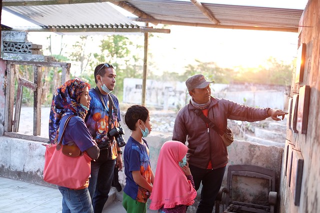 The tour guide explaining the scene on the photo of Merapi volcano eruption. @merapi museum, kaliurang, jogja #kaliurang #merapi #gunungmerapi #merapimountain #jogja #yogyakarta #streetphotography #captureonstreet