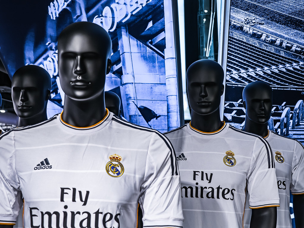 Tienda del Real Madrid en el Santiago Bernabéu, Ma… |