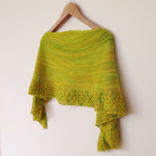 This is a shawl that I knit at the beginning of the year that I never showed you. Is the second one in fact. The first I knit it last year while I was on holidays in Greece. I was aiming to write the pattern and publish it, but I never got the time to do 