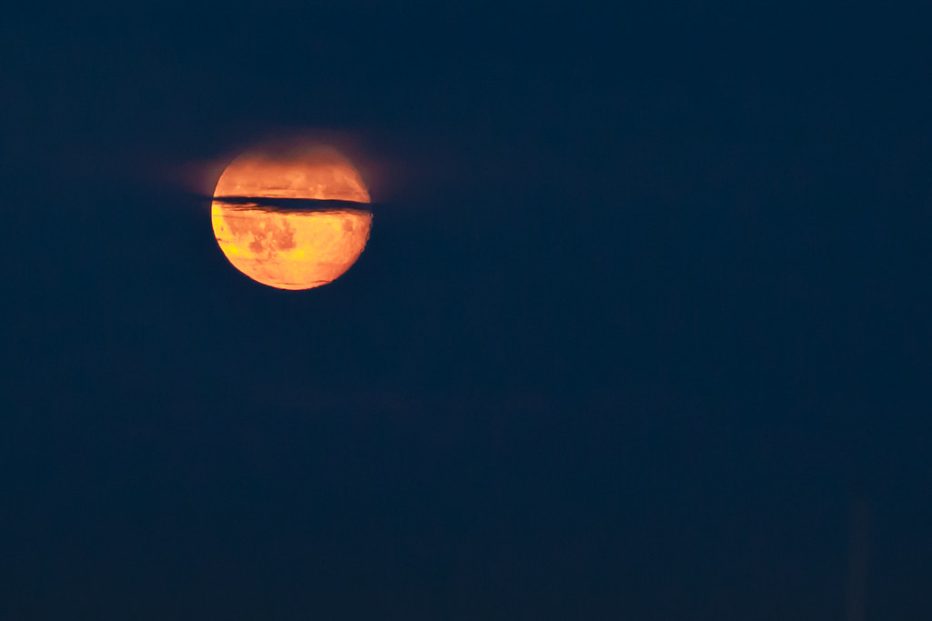 21 июля луна. Новолуние картинка красивая желтый оранжевый.