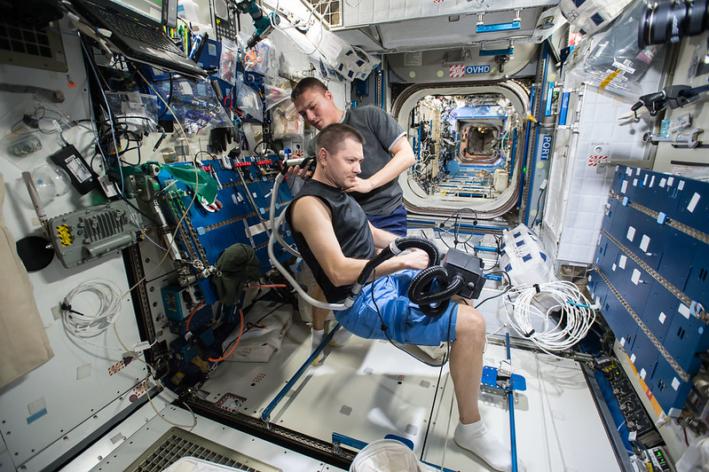 Astronautas en el interior de la Estación Espacial Internacional