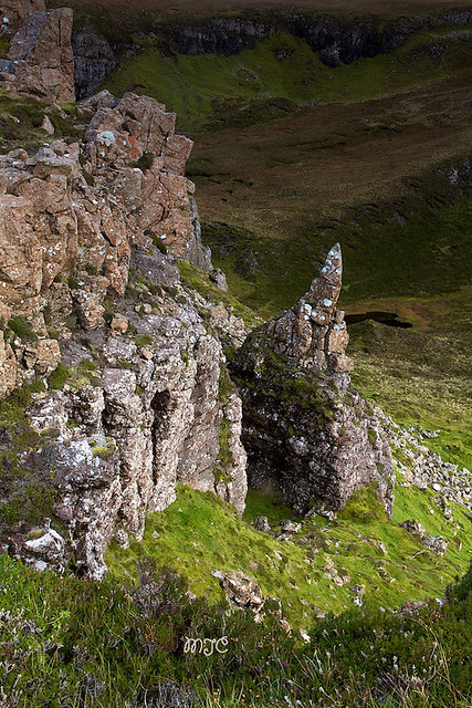 Massif découpé dans le massif de Quiraing - ile de Skye.....  Massive cut in the massive Quiraing - Isle of Skye .....