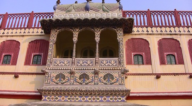 INDIEN, Jaipur - Stadtpalast von Jai Singh II, Balkon im Pfauenhof , 13179/5987