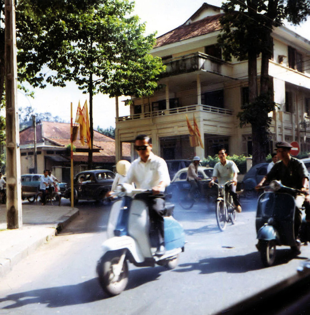 Saigon 1964-68 by Dennis Jax - Ngã tư Công Lý-Nguyễn Du. Xe Vespa đang trên đường Nguyễn Du