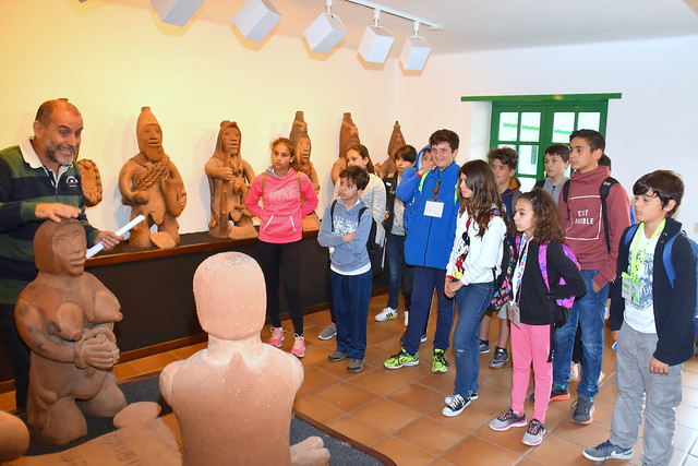 Alumnos del Instituto de San Bartolomé visitan el Centro de Artesanía 
