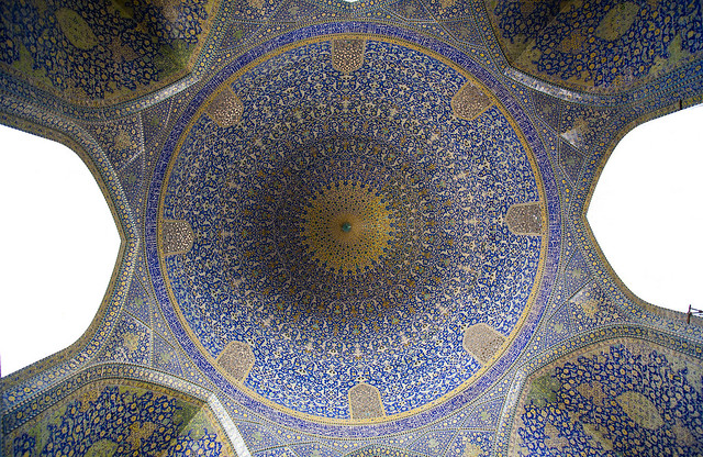Decoración con azulejos esmaltados en una de las cúpulas de la Mezquita del Imam (Isfahán-Irán), 2008.