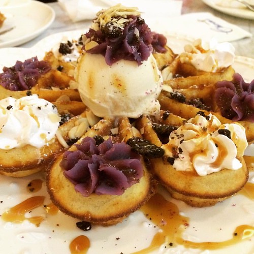 #紫薯窩夫配豆腐雪糕 #waffle #tofu #dessert #foodporn #instafood #whampoa #hunghom #hongkong | by chankithang
