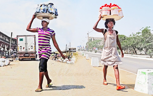 ghanaaccra african women carrying onhead africa gηανα solo travel bilwander westafrica ghana west