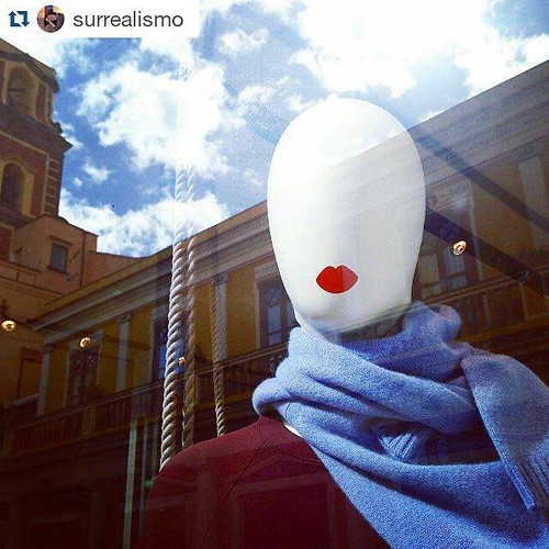 #Repost @surrealismo with @repostapp ・・・ #instafoto #instaart #instaphoto #vetrina #Sorrento #art #arte #manichino http://ift.tt/1LHVW21 | by franz_briones