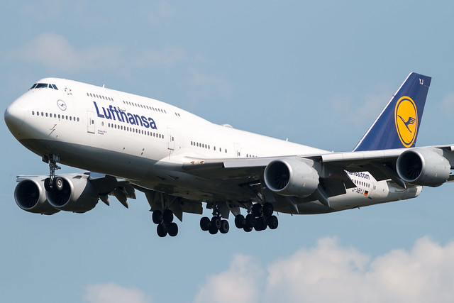 Lufthansa D-ABYJ 747-8