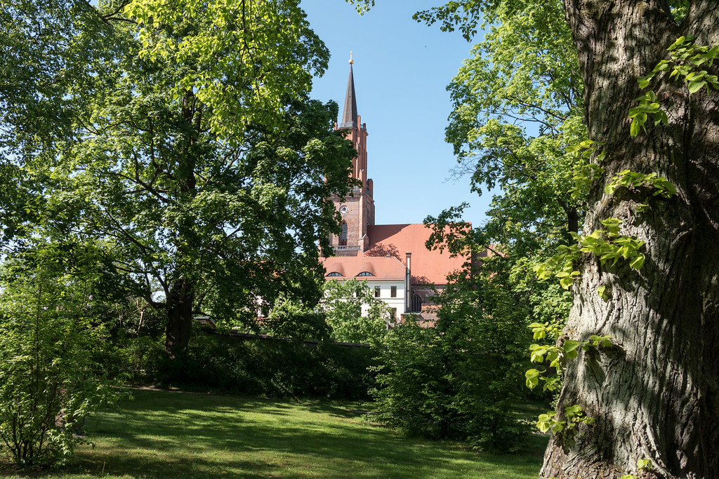 Rathenow: Blick vom Friedhof zur Sankt-Marien-Andreas-Kirche