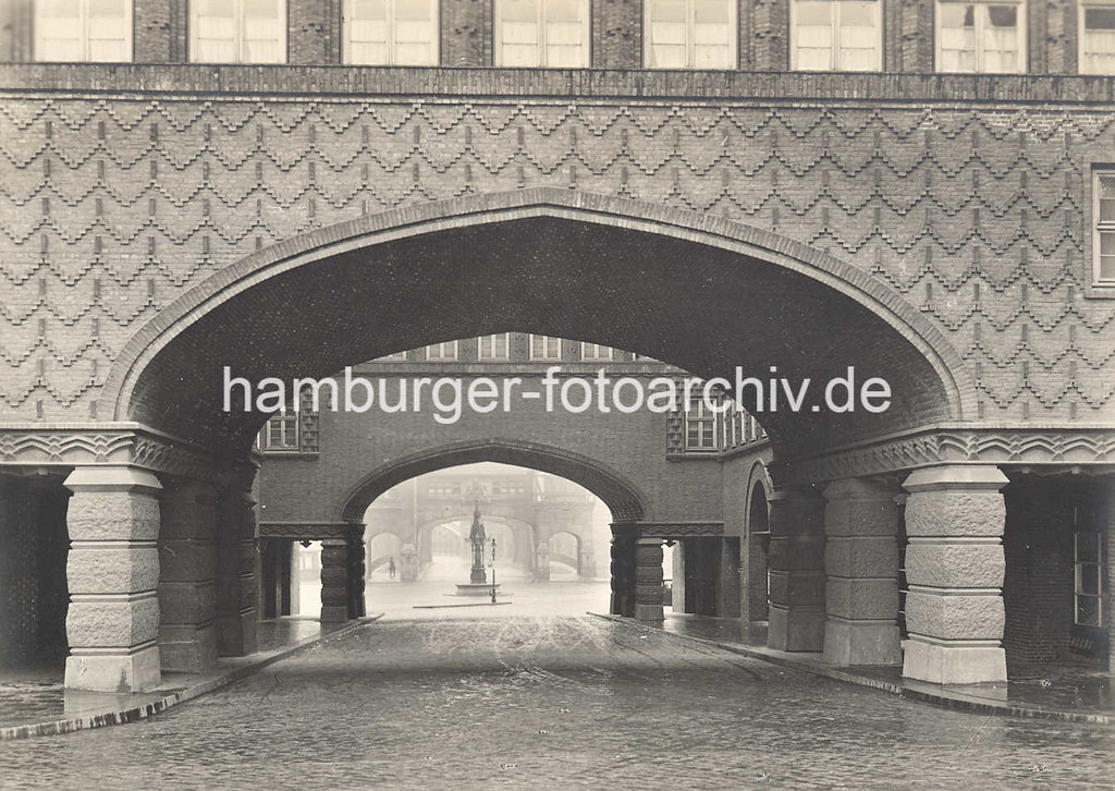 X877576 Blick durch den Torweg im Chilehaus zur Brunnenfigur am Messberghof und dem Portal der Wandrahmbrücke über den Hamburger Zollkanal.