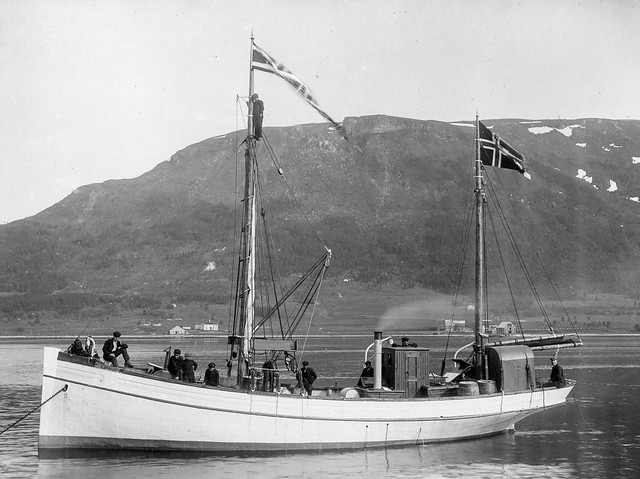PEM-BYI-00033 - Fangstskute med mannskap i Tromsøysundet