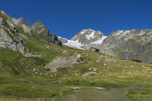 Aux pieds des Aiguilles de Trè-la-Tête et du Petit Mont-Blanc le refuge Elisabetha Soldini dans le Val Veny Italien...