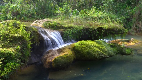 kuba cuba waterfall drausen day daylight tageslicht grün natur green tropic tropisch pflanzen plant fels rock water landscape creek river