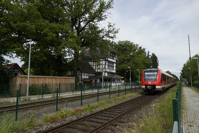 DB Regio Vareo 620 012 (95 80 0620 12-4 D-DB Alstom Lint 81) als RB 23 naar Bonn Hbf bij vertrek uit station Meckenheim-Kottenforst 31-05-2015