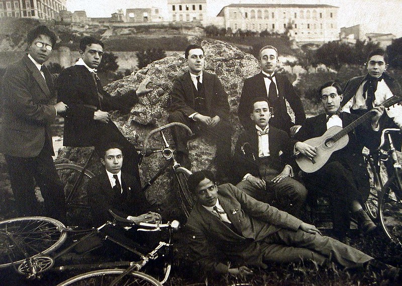 Grupo de amigos con bicicletas y guitarras junto a las ruinas del circo romano  en Toledo. Foto Rodríguez