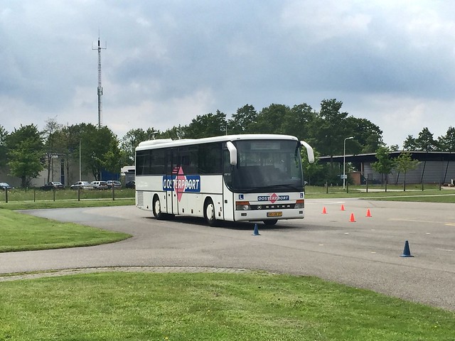 De les-bus van Oosterpoort gisteren bij de testbaan in Assen. Met deze bus slaagde ik gisteren voor mijn toets besloten terrein