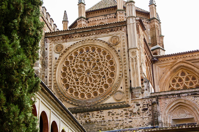 exterior rosetón gótico mudéjar y cúpula o cimborrio del crucero de Iglesia del Real Monasterio de Santa María de Guadalupe Cáceres 01