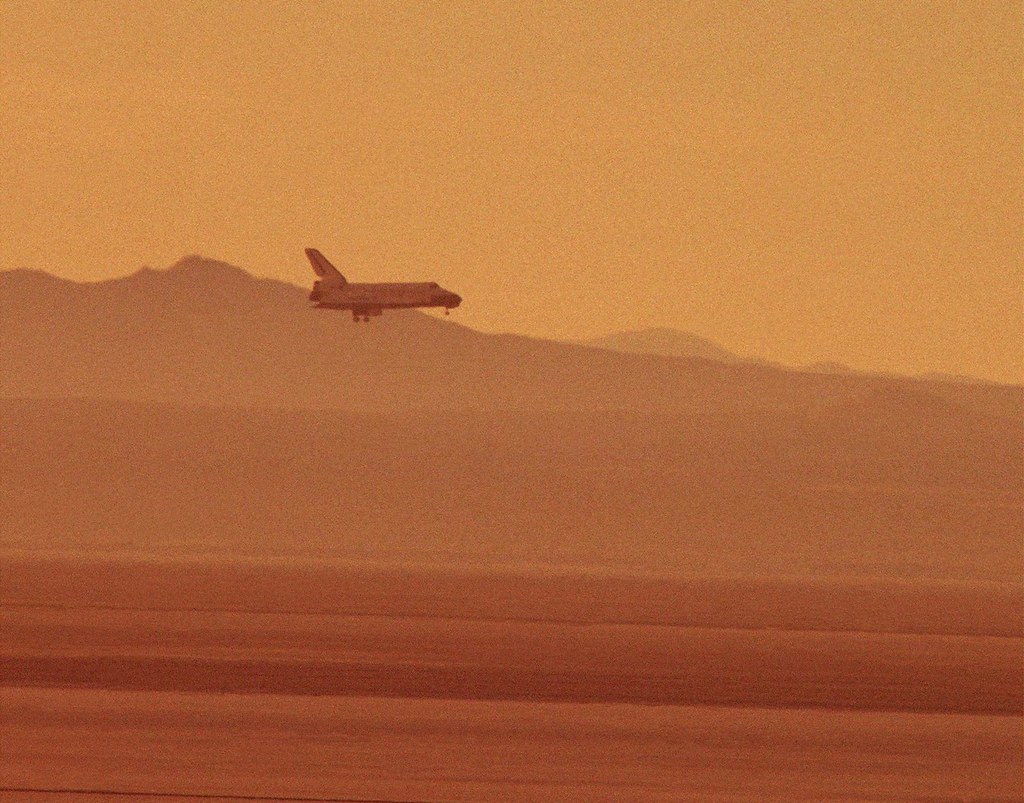 STS-29 Discovery Approach at Edwards during Sunrise