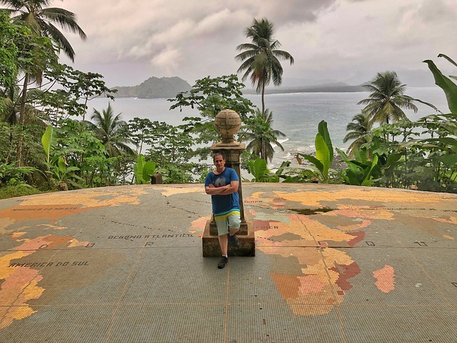 Sele en la marca del ecuador en el islote de Rolas (Santo Tomé y Príncipe)