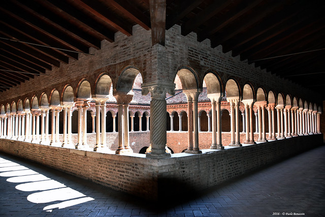Bologna Basilica di Santo Stefano -Il Chiostro (Loggiato superiore)-Visto dall'angolo sinistro del lato di ponente