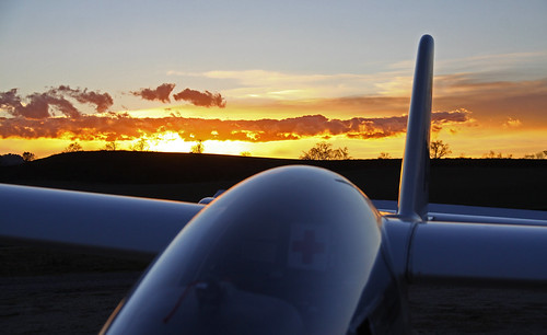 LEIG. Igualada-Odena airfield. by Josep Ollé, Capvespre a l'aeròdrom.
Atardecer al aeródromo.
Sunset at the airfield.sunset pw5 velero glider crep