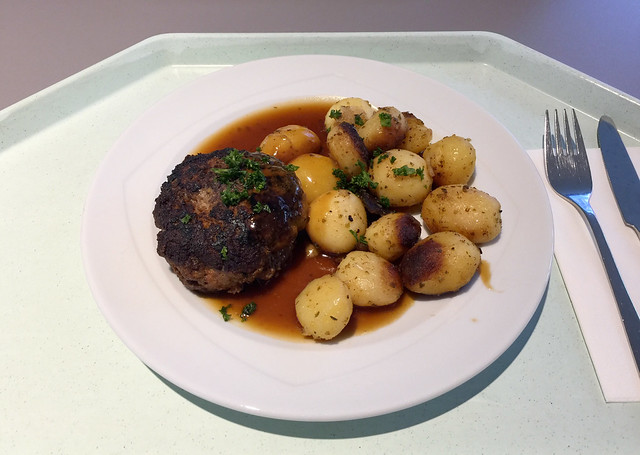 Homemade meatball with gravy & roast potatoes / Hausgemachtes Fleischpflanzerl mit Bratensauce & Röstkartoffeln