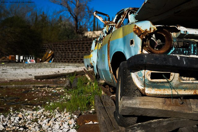 Abandoned car / Εγκαταλειμμένο αυτοκίνητο
